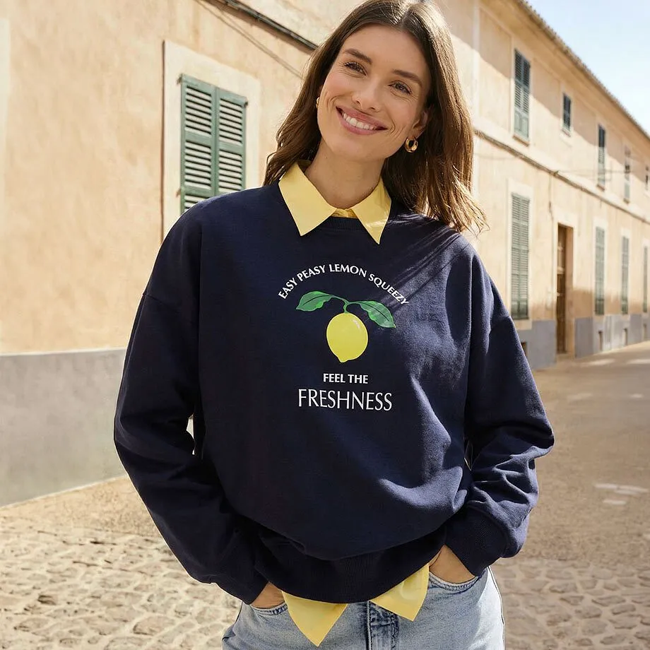 Felpa blu scuro con collo giallo e stampa di un limone.