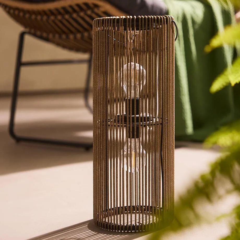 Lampada decorativa posizionata sul pavimento.