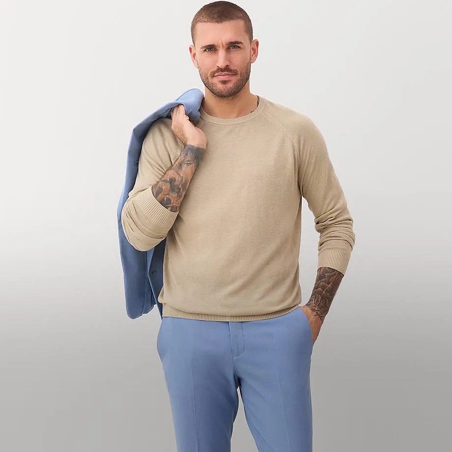 Maglione beige, pantaloni azzurri e blazer azzurro.
