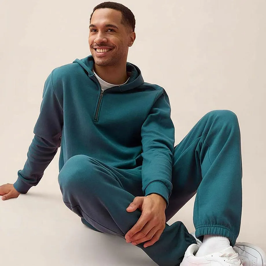 Comoda tuta da ginnastica color turchese. Da abbinare a delle sneaker bianche.