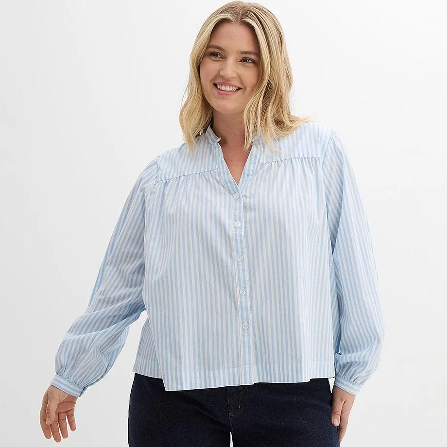 Camicetta leggera azzurra con strisce bianche e maniche ampie.