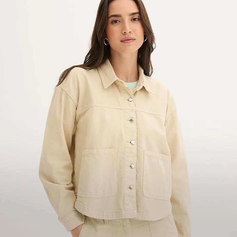 Giacca color crema con colletto, bottoni e tasca sul petto. 