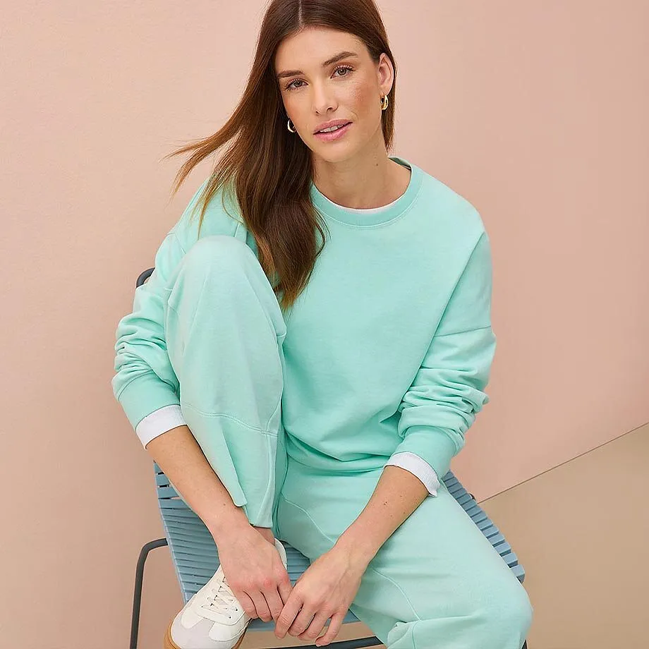 Felpa verde menta e pantaloni abbinati.