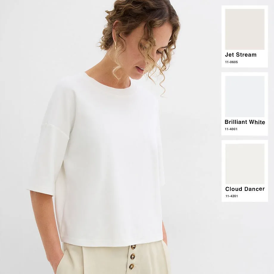 Maglietta bianca semplice con maniche a tre quarti.