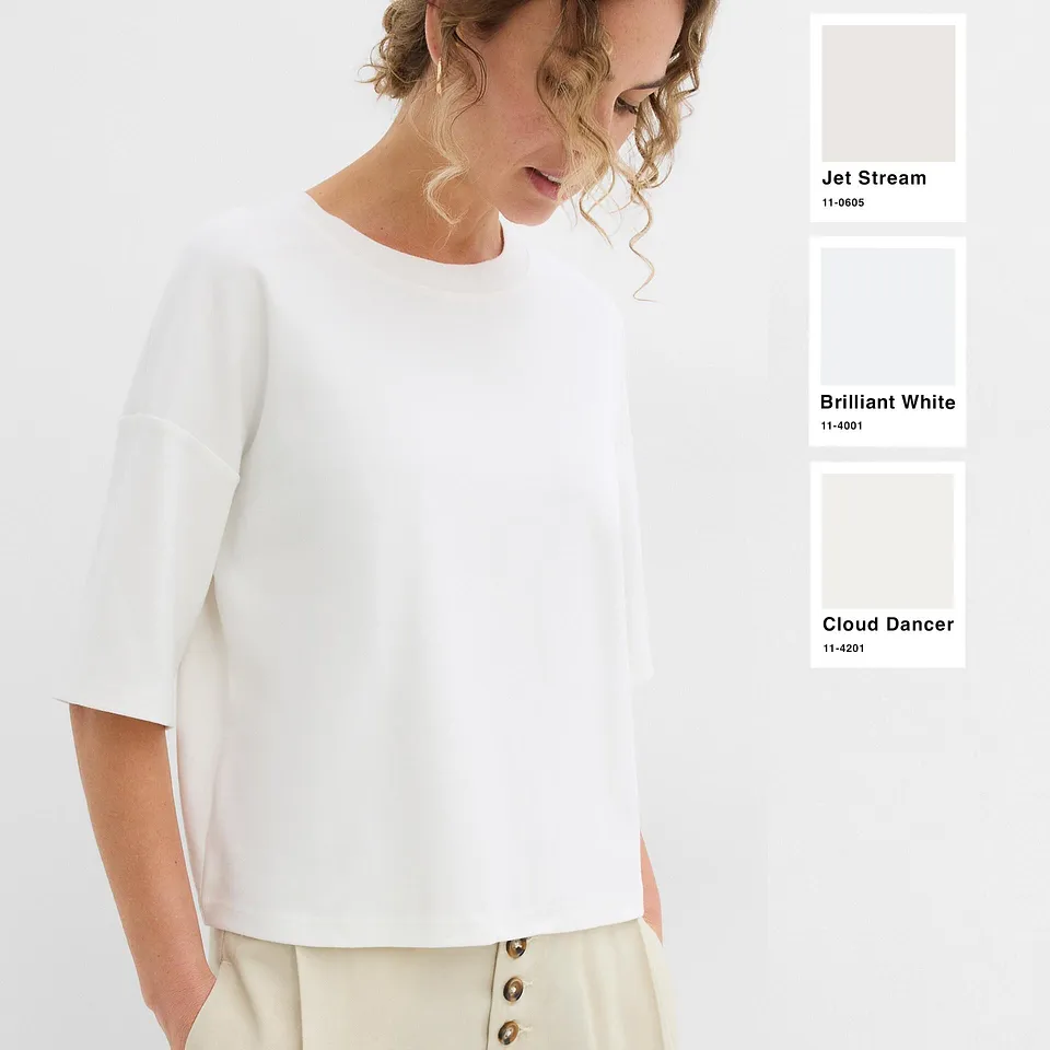 Maglietta semplice e bianca con maniche a tre quarti.