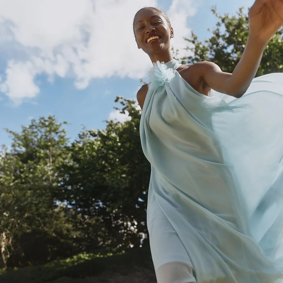 Donna - Abito lungo con fiore applicato - Azzurro polvere