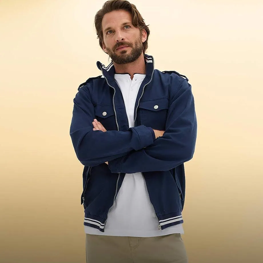 Giacca blu scuro con dettagli bianchi sopra una semplice maglietta bianca.