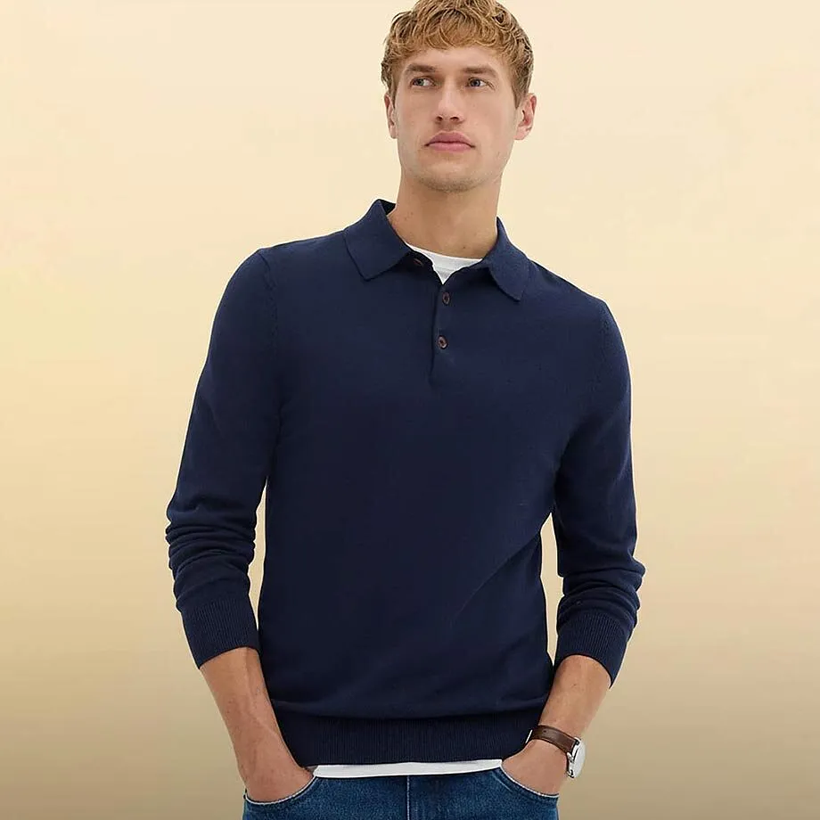 Elegante maglione blu scuro con colletto e classici jeans blu.