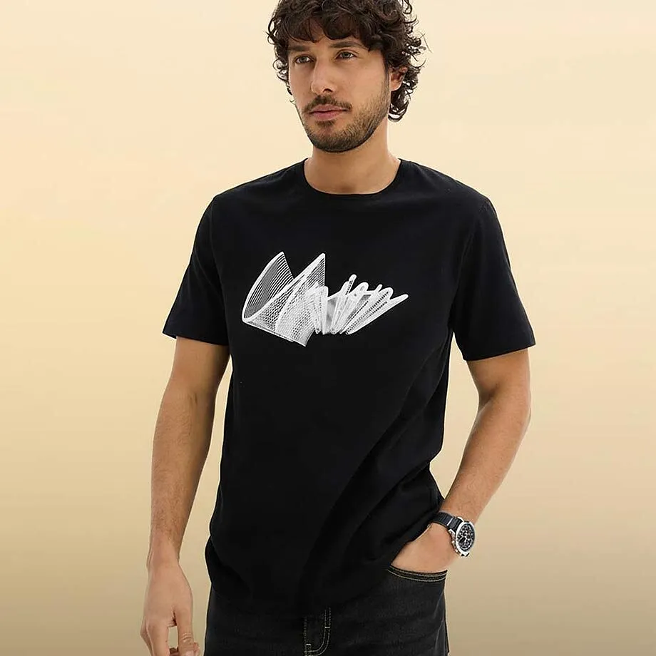 Maglietta nera con stampa.