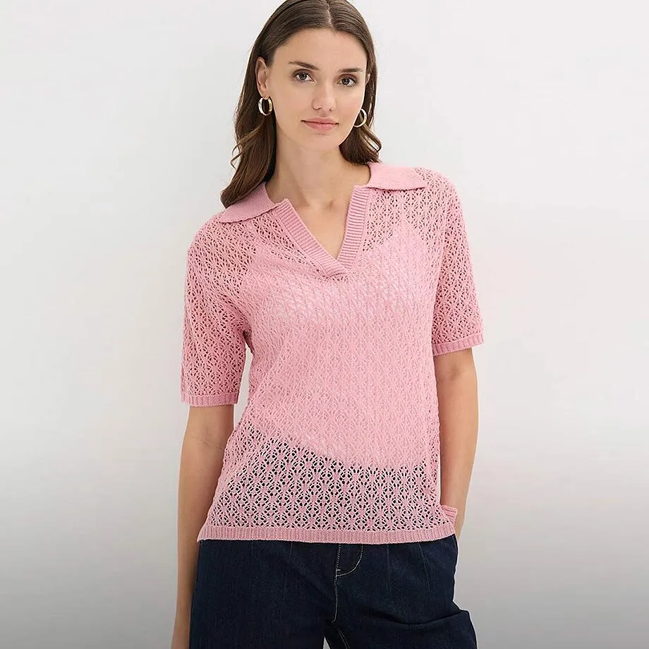 Maglione estivo rosa lavorato a maglia con colletto e maniche corte. 
