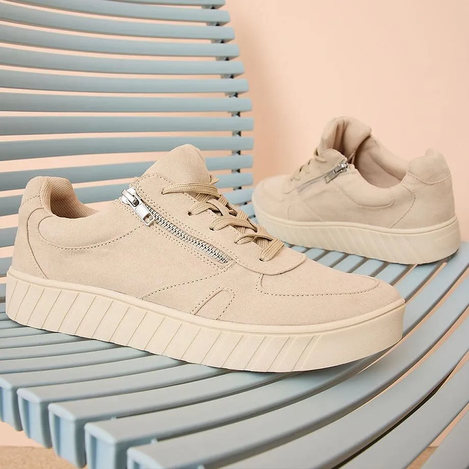 Sneaker beige con cerniera e suola profilata.
