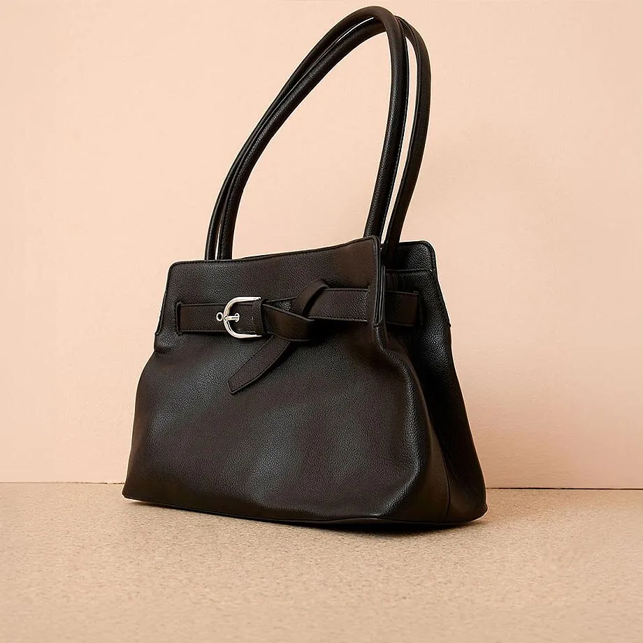 Borsa nera con fibbia e manici lunghi. 