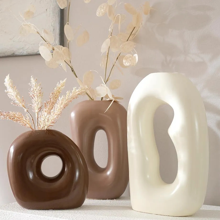 Vasi moderni nei toni della terra e bianco. 