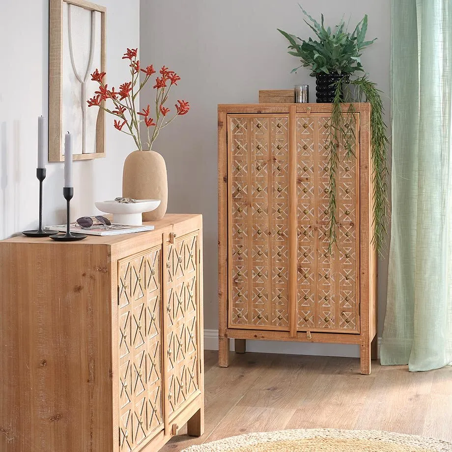 Interni accoglienti con mobili in legno chiaro. 