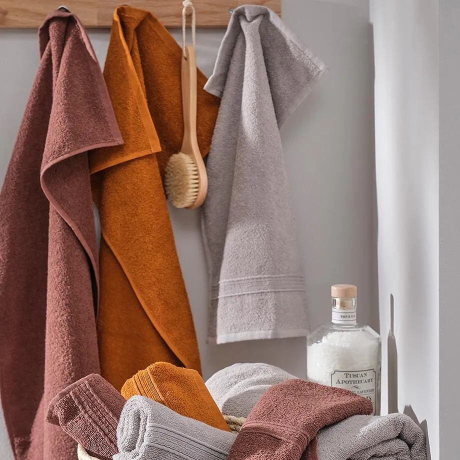 Asciugamani e salviette nei caldi toni della terra.