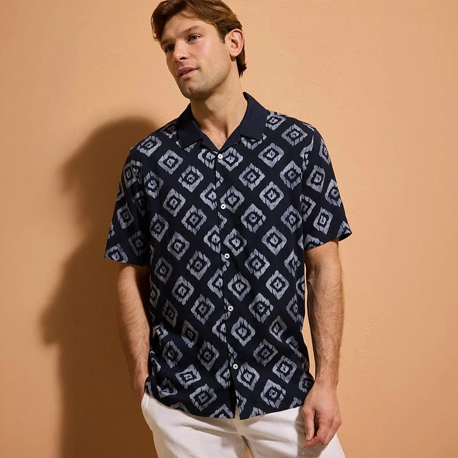 Camicia blu scuro con motivo geometrico e maniche corte.