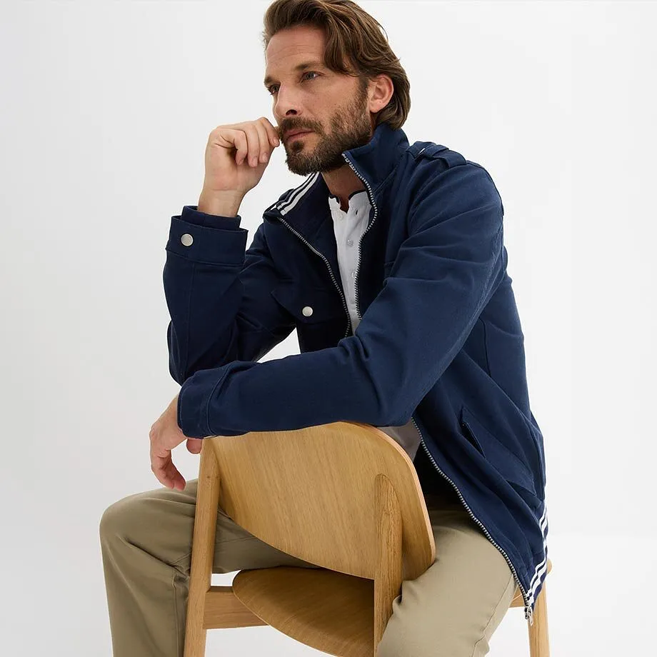 Outfit con giacca blu navy e camicia bianca.