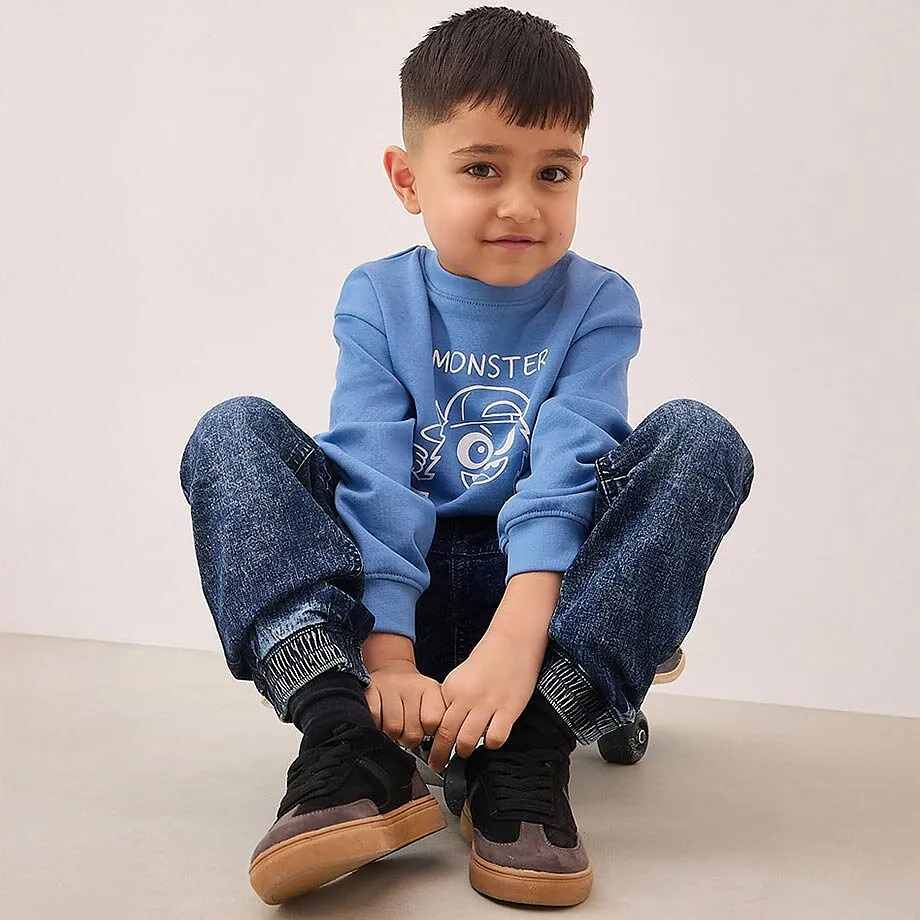 Un bambino &egrave; seduto per terra.