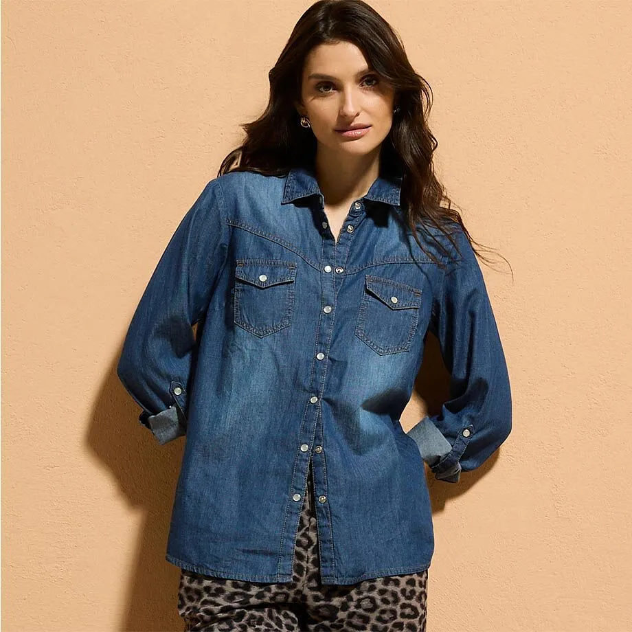 Camicia di jeans blu abbinata a pantaloni leopardati.
