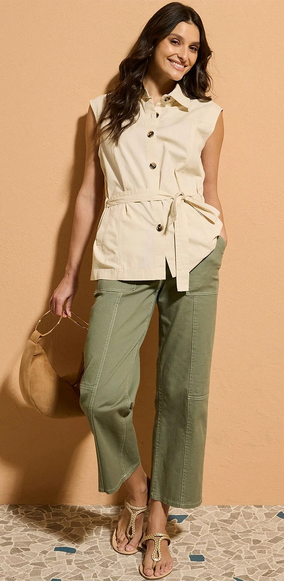 Gilet beige con cintura abbinato a pantaloni in twill verde oliva.