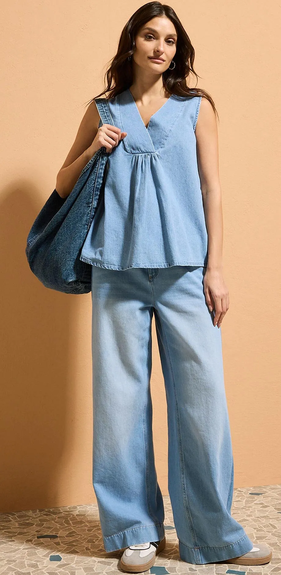 Top in jeans con jeans a gamba larga abbinati.