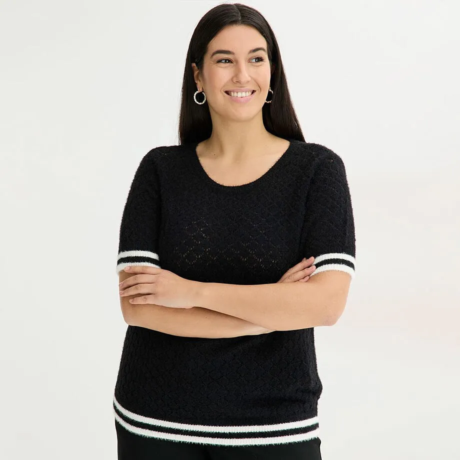 Maglione in maglia traforata bianco e nero con filato piumato.