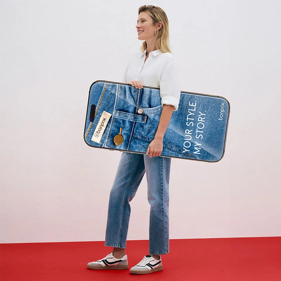 Wei&szlig;e Bluse, blaue Jeans und wei&szlig;e Sneakers. 