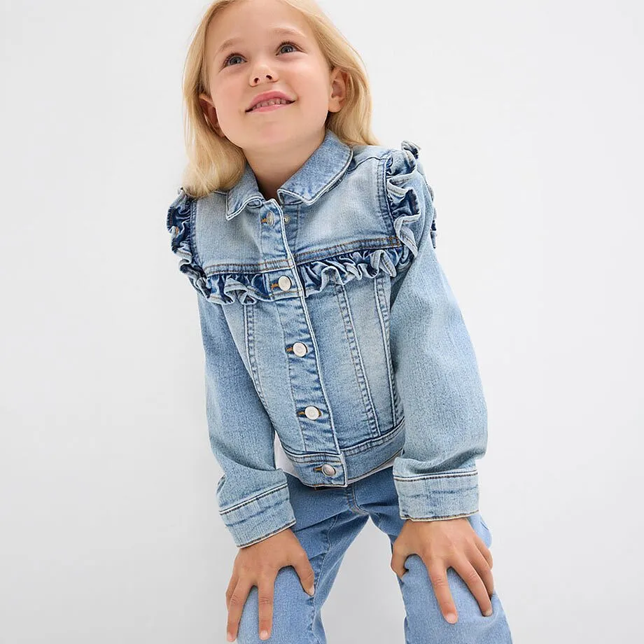 Giacca di jeans azzurra con dettagli a volant sul colletto e sulle spalle.