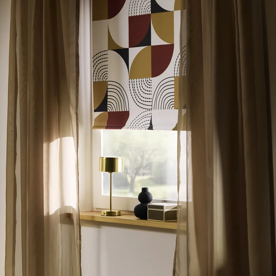 Eleganti tende beige incorniciano con stile la finestra moderna dotata di una tenda a rullo geometrica.