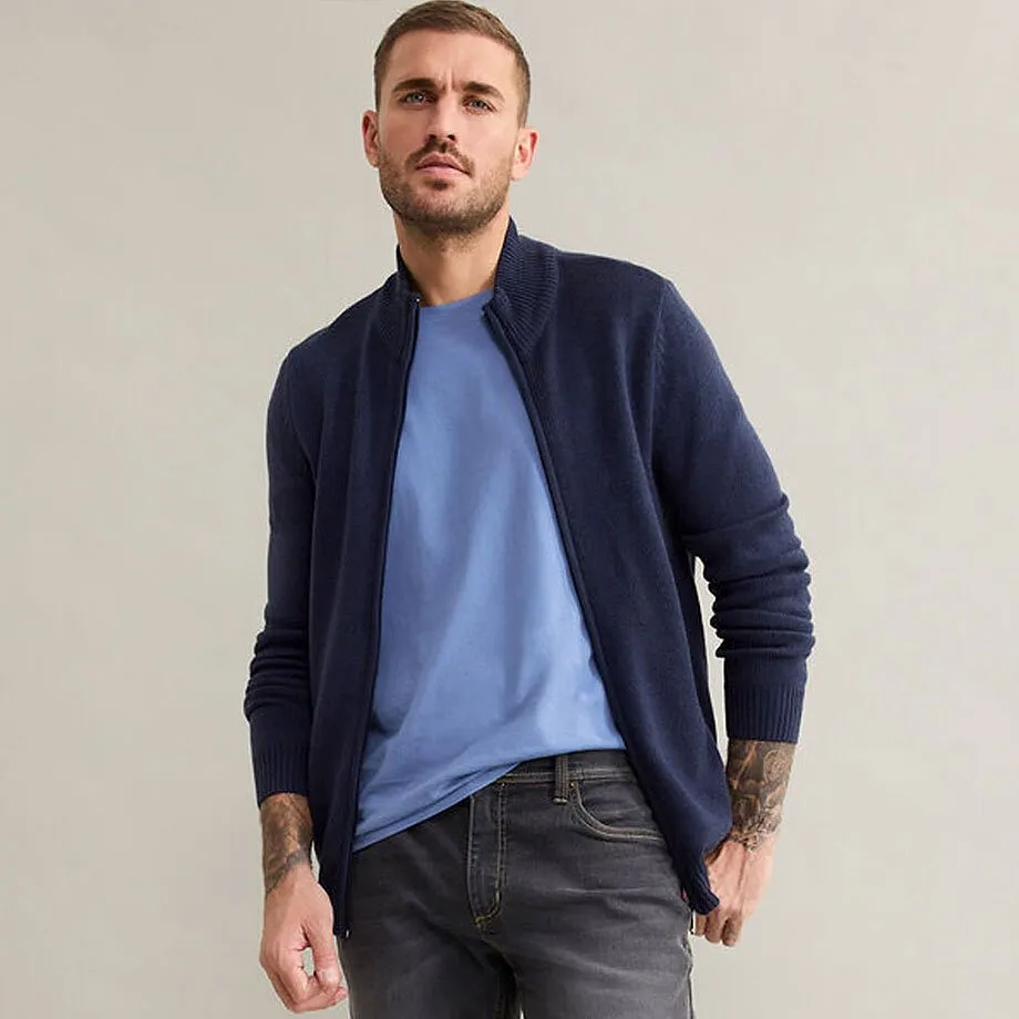 Elegante cardigan blu navy su maglietta azzurra, abbinato a jeans grigi.