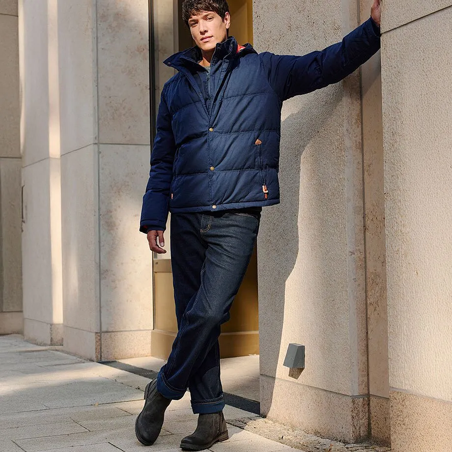 Jeans scuri e robusti stivali completano il caldo giubbotto invernale.
