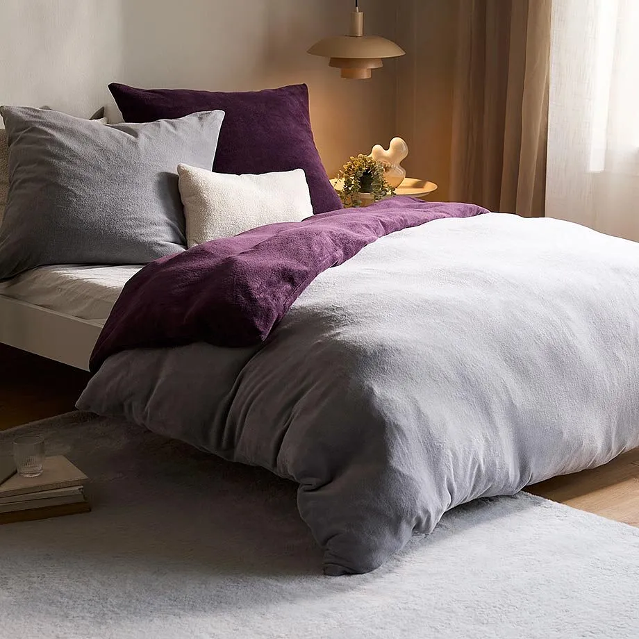 Biancheria da letto grigia.