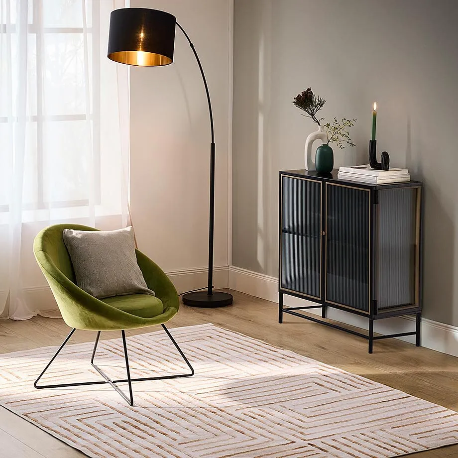 Elegante poltrona accanto a una lampada.