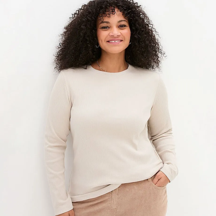 Maglia chiara a maniche lunghe con scollo rotondo.