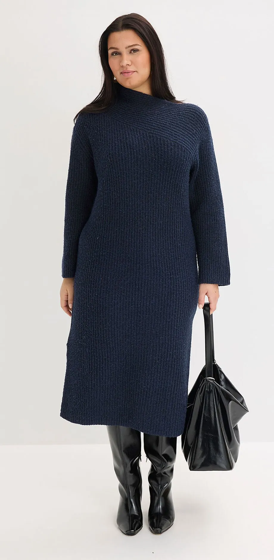 Abito in maglia blu scuro con collo alto, maniche lunghe, lunghezza al ginocchio.