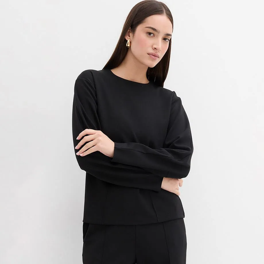 Maglia nera a maniche lunghe con scollo rotondo e maniche lunghe.