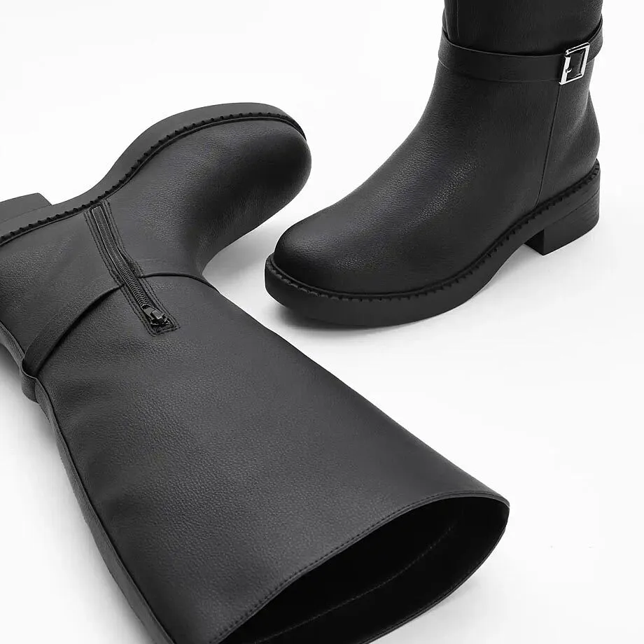 Eleganti stivali neri.