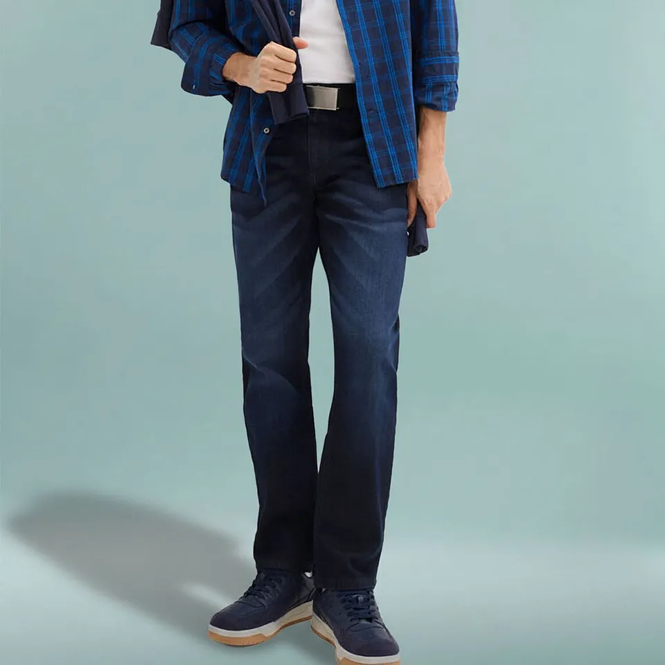 Camicia a quadri, jeans scuri e scarpe abbinate color blu navy.