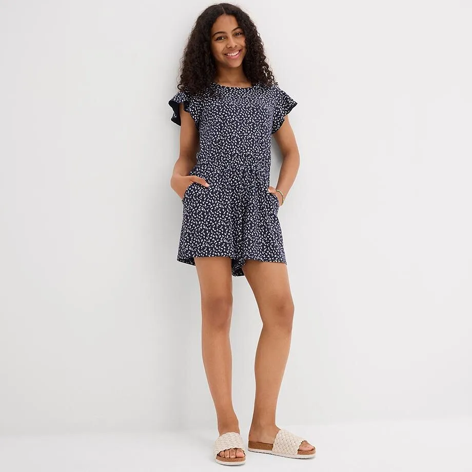 Tuta nera dal look casual con motivo a pois bianchi.