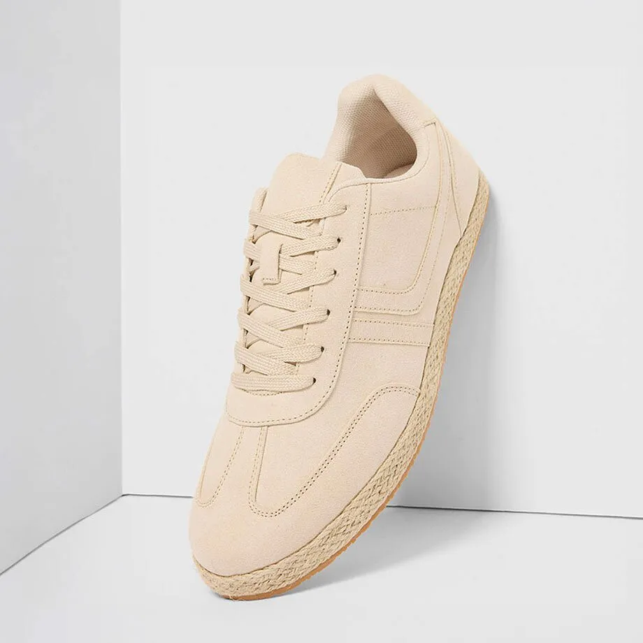 Sneaker color beige con lacci e suola color naturale.