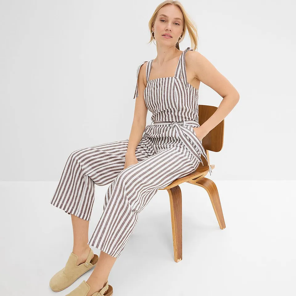 Tuta a righe con cintura in marrone e bianco.