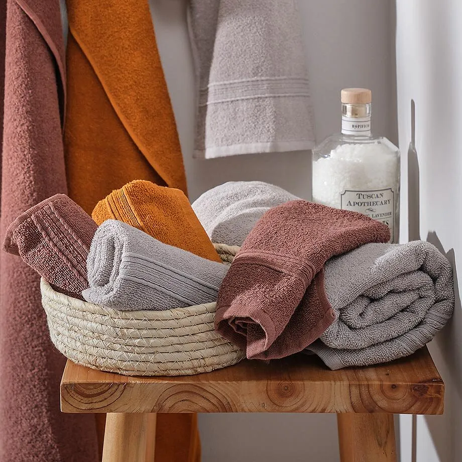 Morbidi asciugamani nei caldi toni autunnali: arancione, beige e grigio combinati alla perfezione.