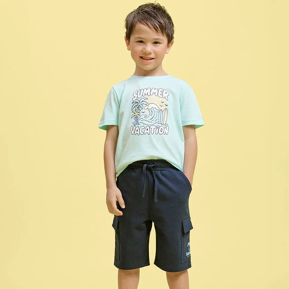 Maglietta color menta con la scritta &ldquo;Summer Vacation&rdquo;.