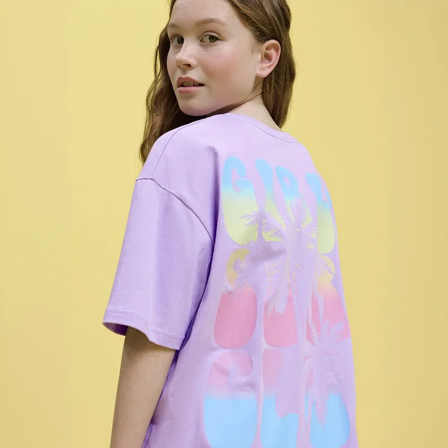 Una maglietta oversize viola con una stampa colorata sul retro.