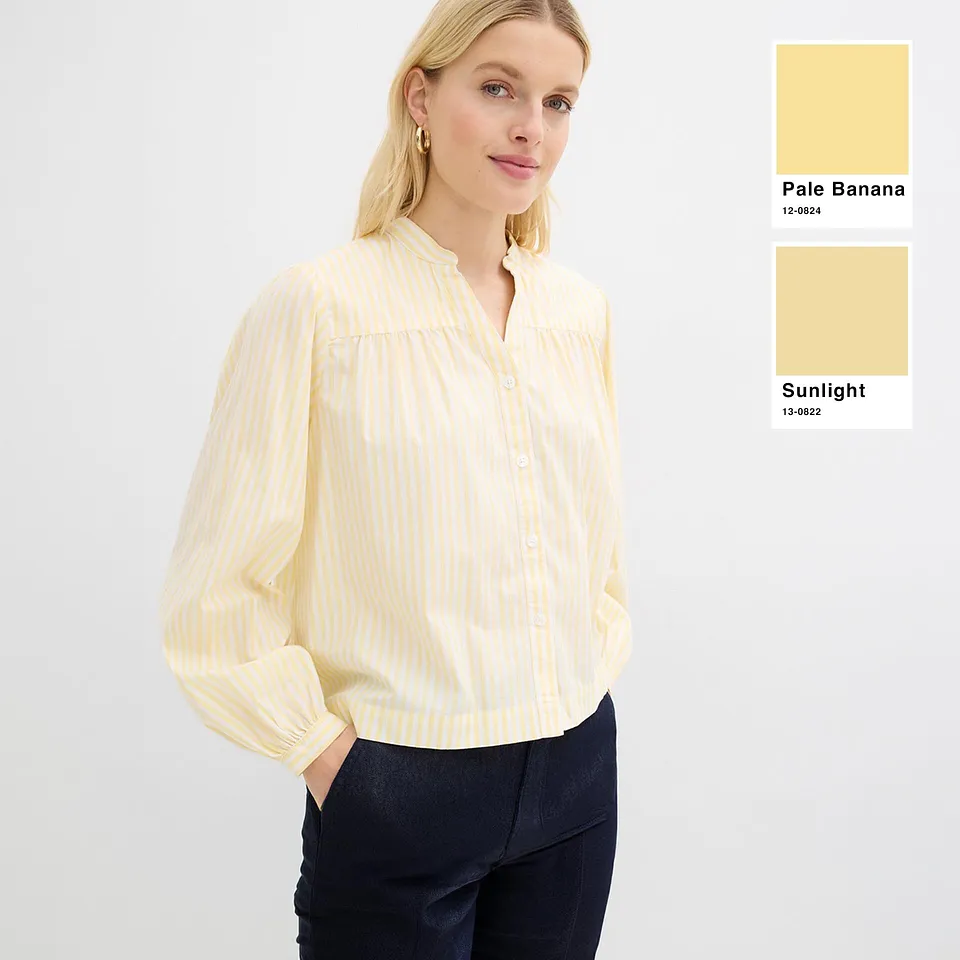 Camicetta giallo chiaro a righe sottili e maniche lunghe.