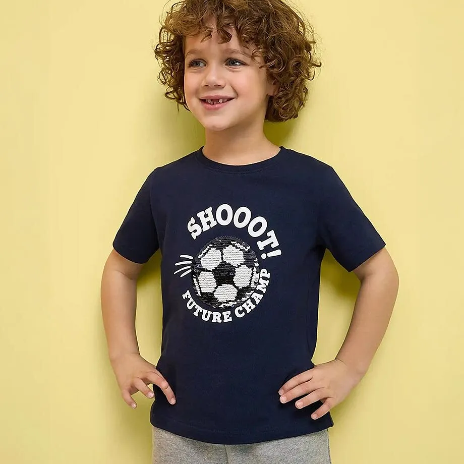 Simpatica maglietta blu scuro con la scritta &ldquo;SHOOT! FUTURE CHAMP&rdquo;