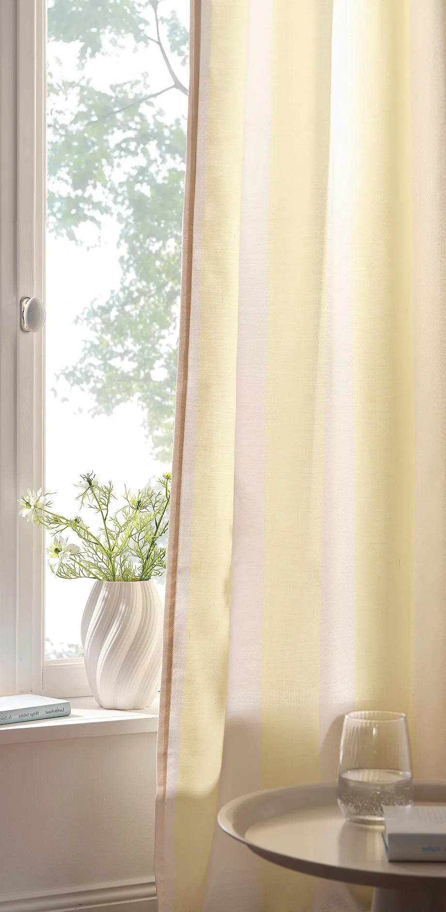 Tenda gialla davanti alla finestra.