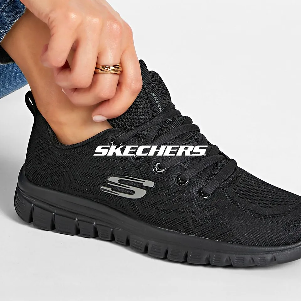 Sneaker nere della Sketchers.