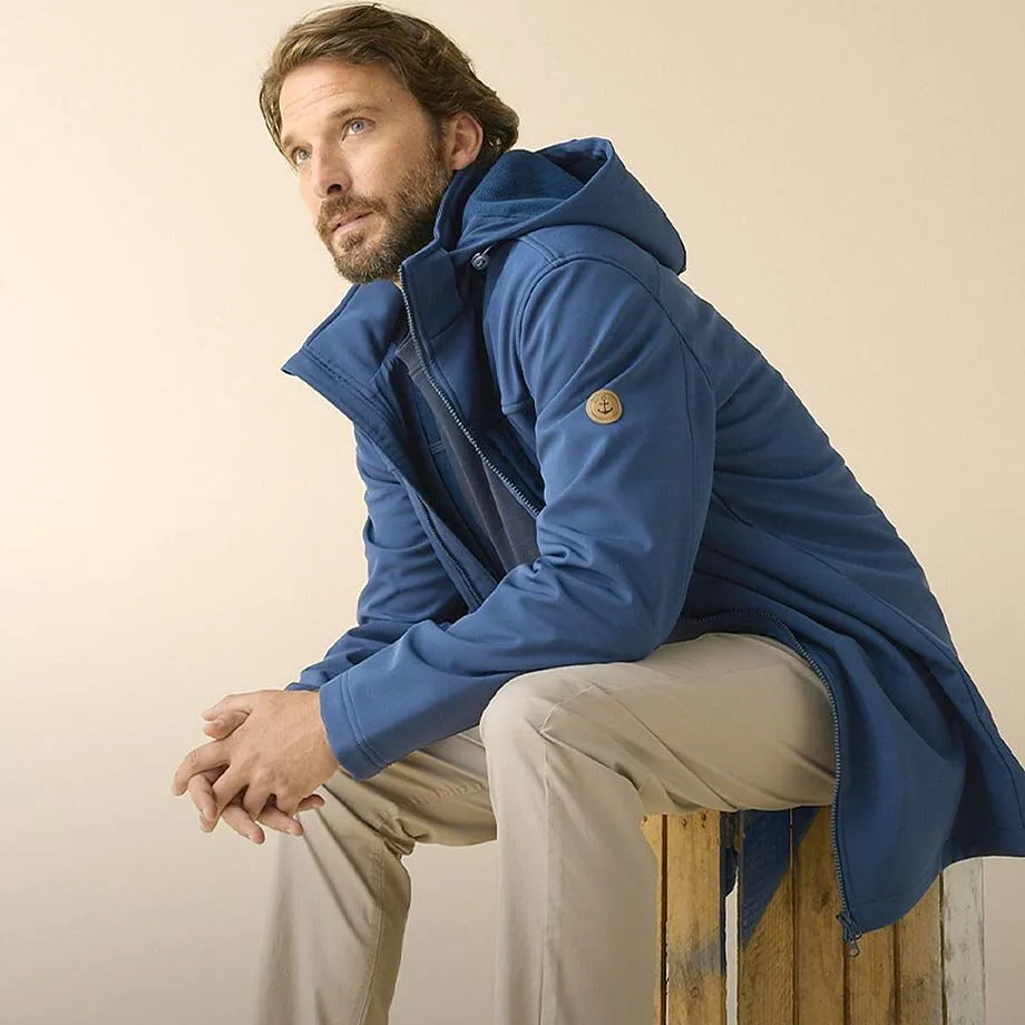 Parka blu con cappuccio, pantaloni beige e sneakers alla moda.