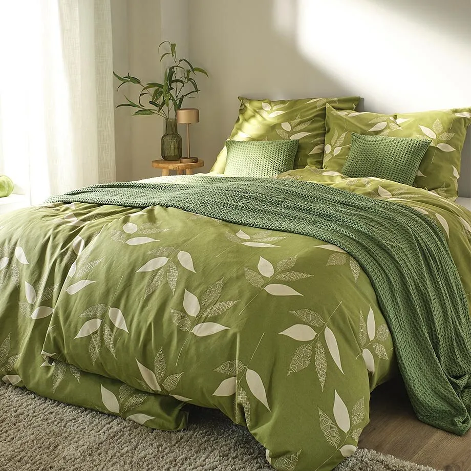 Biancheria da letto verde con motivo a foglie.